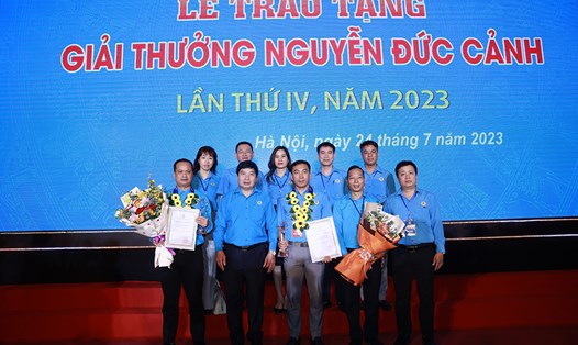 Lãnh đạo Công đoàn Xây dựng Việt Nam chụp ảnh lưu niệm cùng các cá nhân được giải thưởng. Ảnh: CĐXDVN