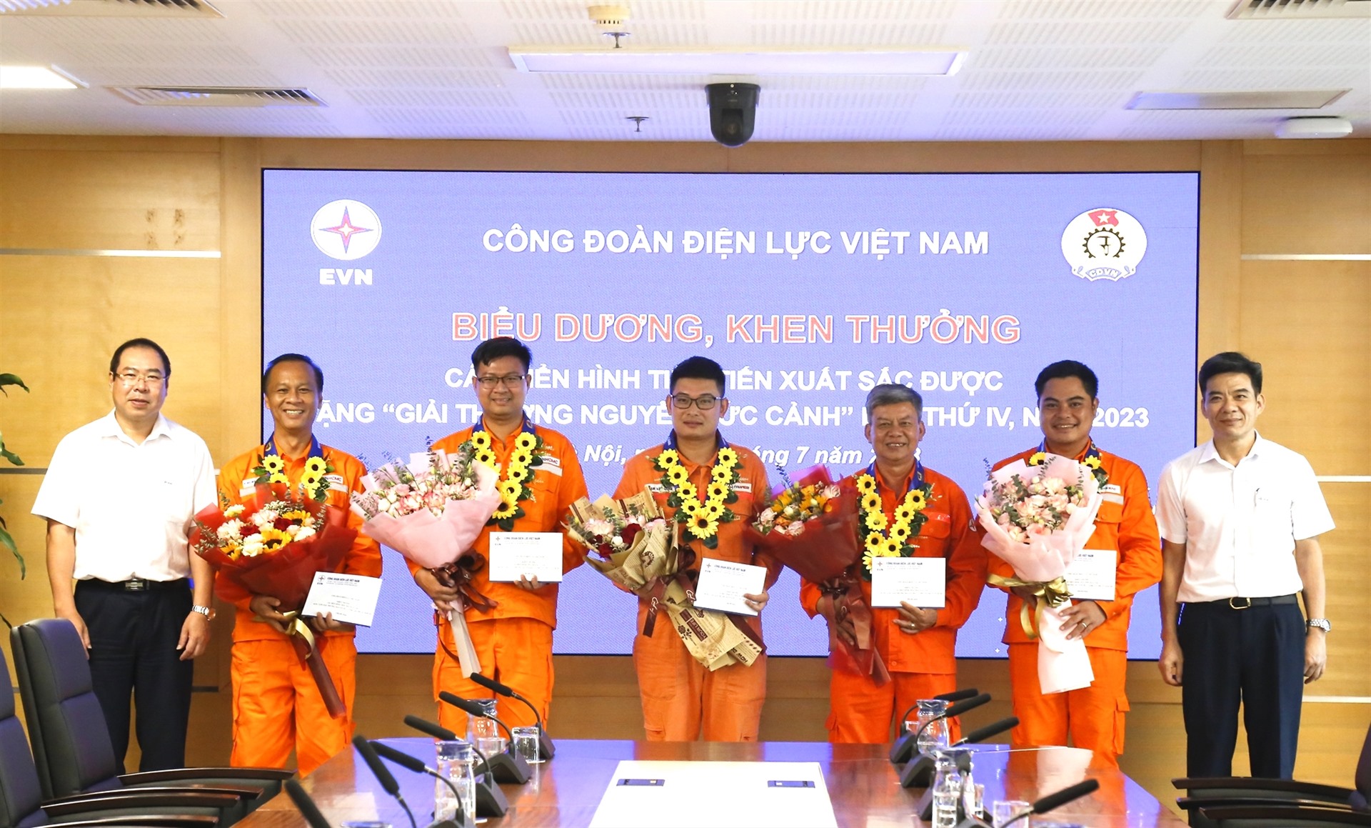 Phó Bí thư Thường trực Đảng ủy Tập đoàn và Chủ tịch Công đoàn Điện lực Việt Nam tặng hoa và phần thưởng cho 5 cá nhân điển hình tiên tiến xuất sắc. Ảnh: Đắc Cường
