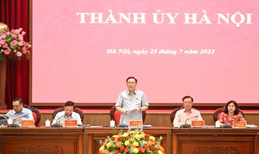 Chủ tịch Quốc hội Vương Đình Huệ chủ trì cuộc làm việc với Ban Thường vụ Thành ủy Hà Nội. Ảnh: Hanoi.gov