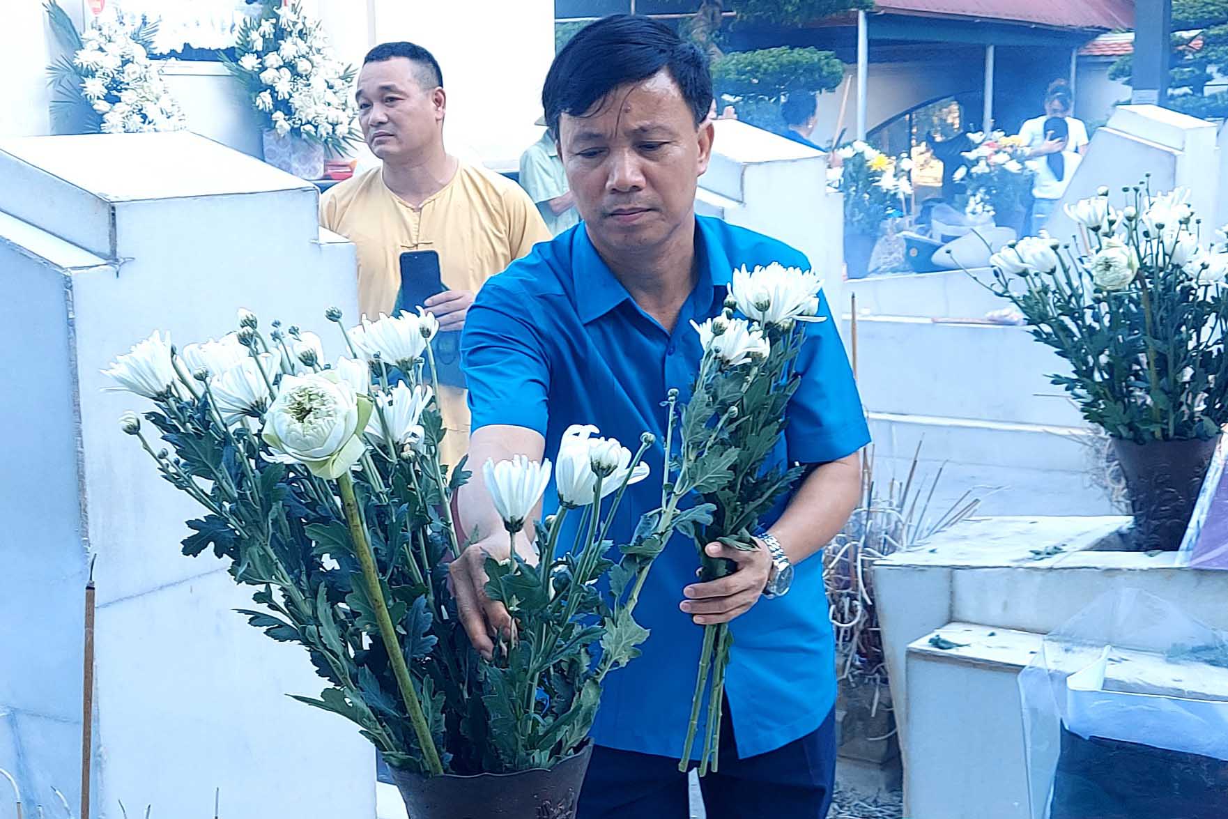 Ông Nguyễn Văn Danh - Chủ tịch LĐLĐ tỉnh Hà Tĩnh dâng hương tại di tích lịch sử Ngã ba Đồng Lộc. Ảnh: Mai Anh.