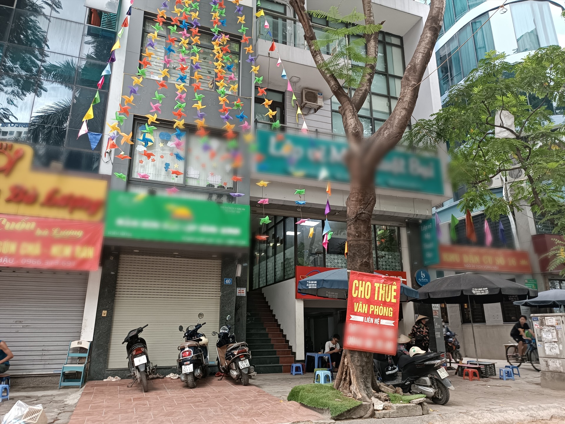 Nhiều văn phòng bỏ trống, treo biển cho thuê trên phố Duy Tân (quận Cầu Giấy). Ảnh: Thu Giang 
