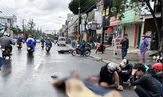 Hiện trường vụ tai nạn khiến nam thanh niên điều khiến xe máy tự té ngã ra đường thì bị xe tải đi cùng chiều cán tử vong ở Lâm Đồng. Ảnh: Minh Đạo