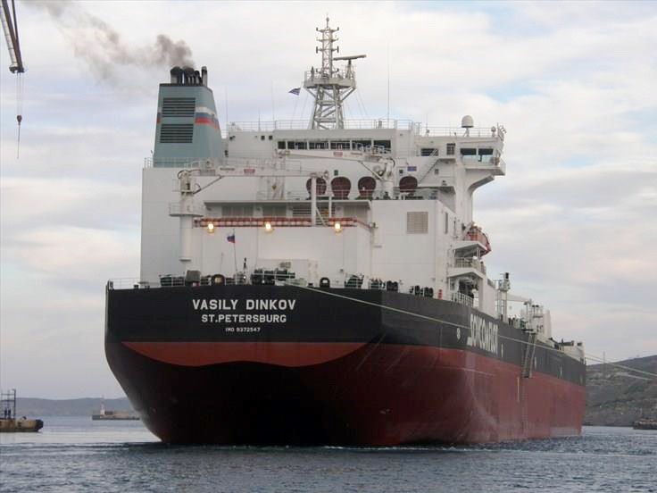 Tàu chở dầu phá băng chuyên dụng Vasily Dinkov của Nga thường xuyên hoạt động trên tuyến đường phía bắc. Ảnh: Marine Traffic