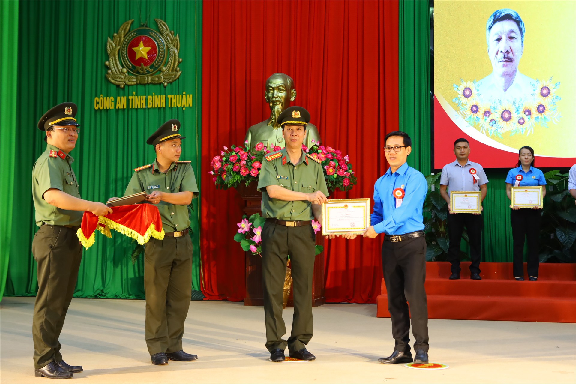 Đại tá Lê Thanh Hùng, Phó Giám đốc Công an tỉnh Bình Thuận, Phó ban chỉ đạo trao bằng khen cho các cá nhân điển hình. Ảnh: Duy Tuấn