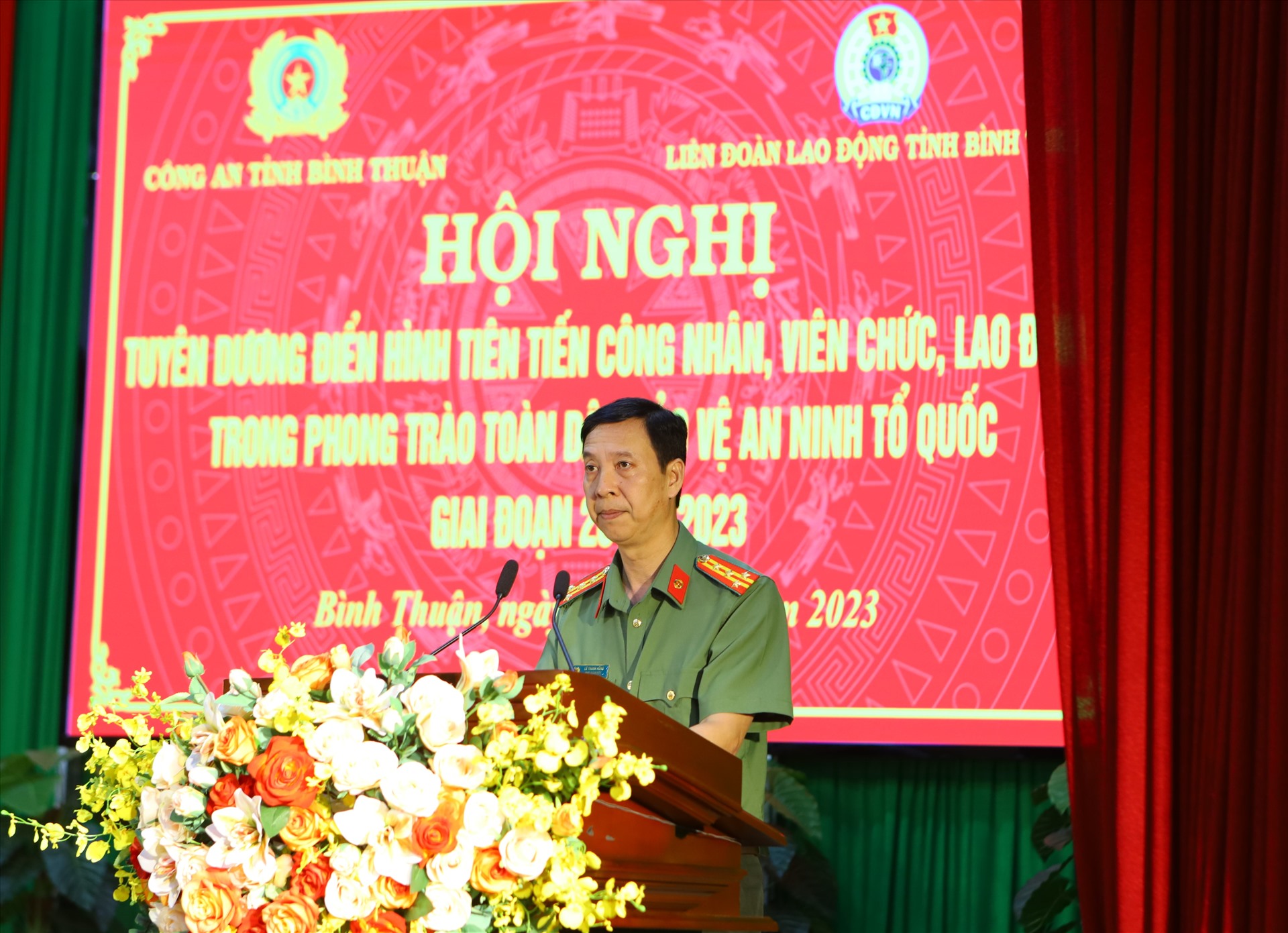 Đại tá Lê Thanh Hùng, Phó Giám đốc Công an tỉnh Bình Thuận, Phó ban chỉ đạo phát biểu tại Hội nghị. Ảnh: Duy Tuấn