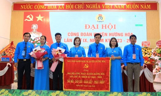 Lãnh đạo huyện Hướng Hóa tặng bức trướng tại Đại hội Công đoàn huyện Hướng Hóa. Ảnh: K.Hưng.