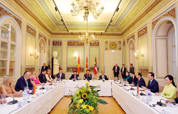 Chủ tịch nước Võ Văn Thưởng đề nghị Thủ hiến Doskozil khuyến khích các doanh nghiệp của bang Burgenland khai thác các cơ hội đầu tư, kinh doanh tại Việt Nam. Ảnh: TTXVN