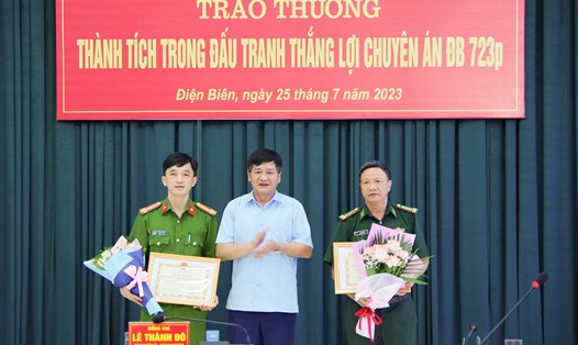 Ông Lê Thành Đô - Chủ tịch UBND tỉnh Điện Biên thưởng nóng các lực lượng tham gia chuyên án ma túy. Ảnh: Anh Dũng