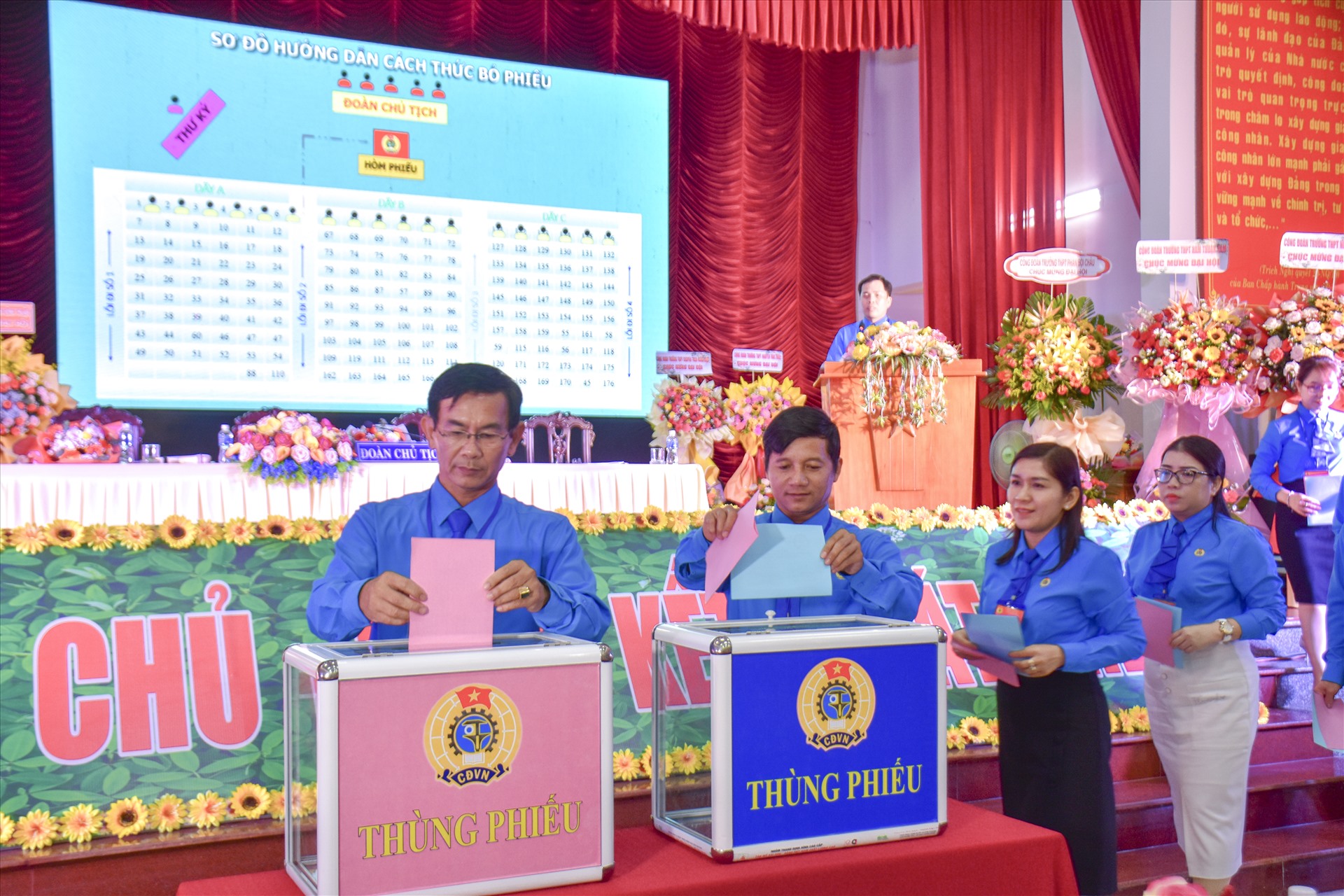 Các đại biểu bầu BCH Công đoàn ngành Giáo dục Bình Thuận nhiệm kì mới. Ảnh: Duy Tuấn