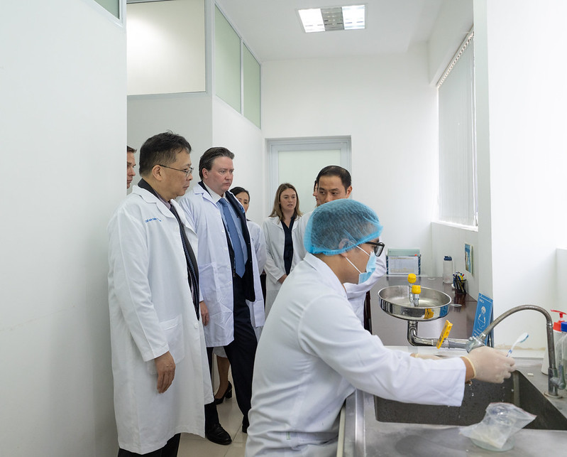 Đại sứ Mỹ tại Việt Nam Marc Knapper tới thăm Trung tâm giám định ADN thuộc Viện Hàn lâm Khoa học và Công nghệ Việt Nam. Ảnh: USAID