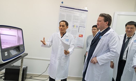 Đại sứ Mỹ tại Việt Nam Marc Knapper (thứ hai từ phải) thăm Trung tâm giám định ADN. Ảnh: USAID