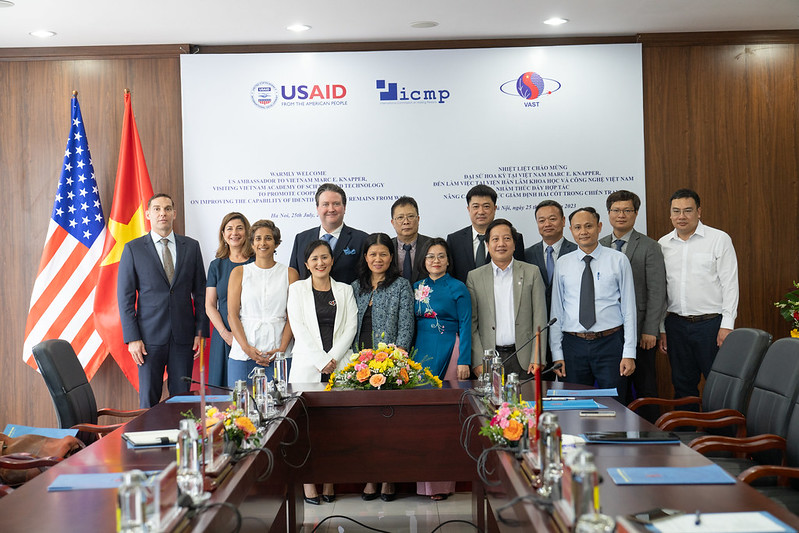 Đại sứ Mỹ tại Việt Nam Marc Knapper tới thăm Trung tâm giám định ADN thuộc Viện Hàn lâm Khoa học và Công nghệ Việt Nam.