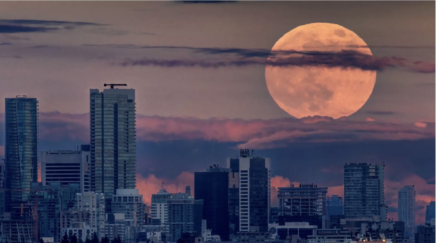 Siêu trăng trên bầu trời Vancouver, Canada. Ảnh chụp màn hình