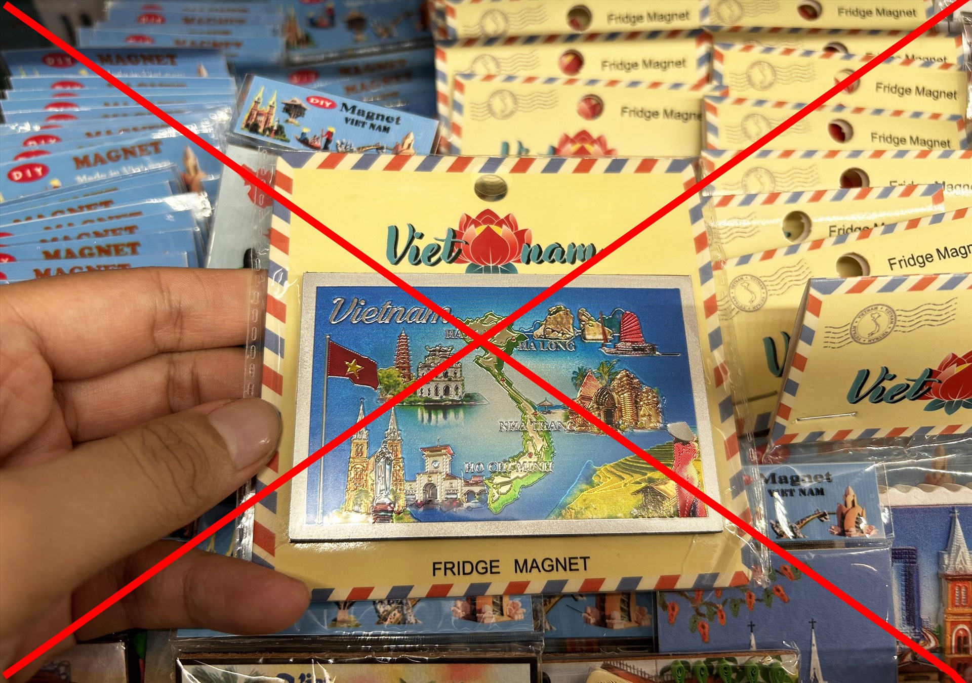 Sản phẩm hít tủ lạnh in hình bản đồ Việt Nam bị sai. Ảnh: Thanh Chân