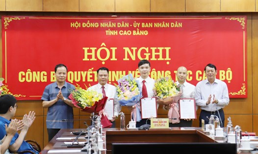 Chủ tịch UBND tỉnh Cao Bằng Hoàng Xuân Ánh (bìa phải) chúc mừng các cán bộ nhận quyết định điều động, bổ nhiệm. Ảnh: Vũ Tiệp