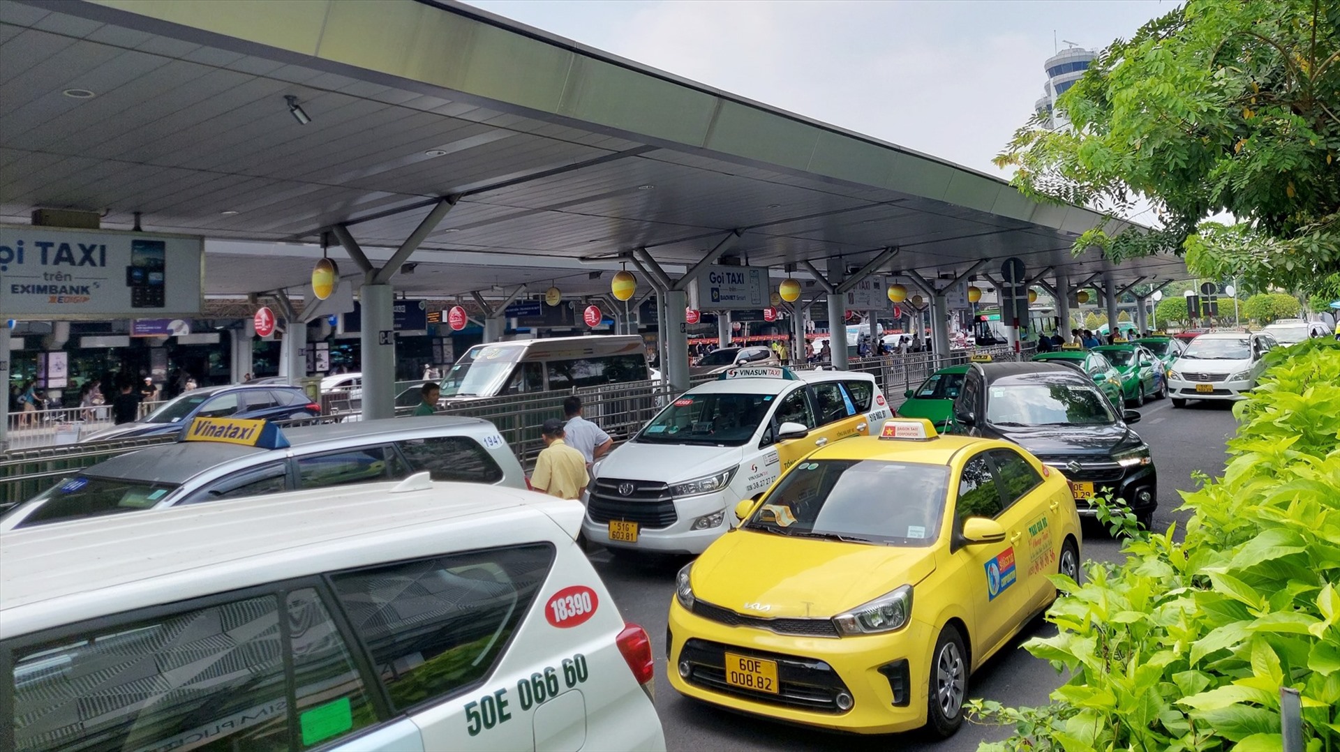 Xe taxi đón khách tại sân bay Tân Sơn Nhất. Ảnh: Khánh Linh
