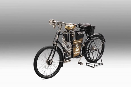 L&K Slavia B là chiếc xe có động cơ đầu tiên của L&K ra đời năm 1901, thương hiệu tiền thân của Skoda. Đây là một chiếc xe mô tô 2 bánh, được coi là những chiếc xe gắn máy hiện đại nhất thế giới vào thời điểm đó. Nhờ có ý tưởng sáng tạo của ông Laurin, người đã tìm ra vị trí lý tưởng để đặt động cơ ở phần dưới của khung xe, những chiếc xe gắn máy L&K đã có thiết kế gọn gàng, cân bằng và dễ điều khiển. Những chiếc xe gắn máy này cũng đã mang lại cho L&K nhiều giải thưởng và danh tiếng trong các cuộc thi và triển lãm quốc tế.