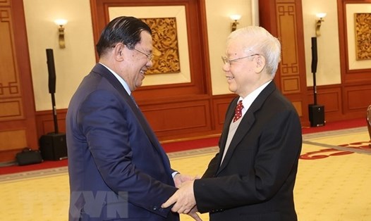 Tổng Bí thư Nguyễn Phú Trọng và Chủ tịch Đảng Nhân dân Campuchia, Thủ tướng Chính phủ Vương quốc Campuchia Hun Sen tại cuộc gặp cấp cao giữa Đảng Cộng sản Việt Nam và Đảng Nhân dân Campuchia (CPP) diễn ra tại Hà Nội đầu năm 2023. Ảnh: TTXVN