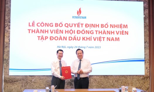 Ông Nguyễn Hoàng Anh - Chủ tịch Ủy ban Quản lý vốn Nhà nước tại doanh nghiệp - trao quyết định bổ nhiệm Thành viên HĐTV PVN cho ông Phạm Tuấn Anh. Ảnh: PVN