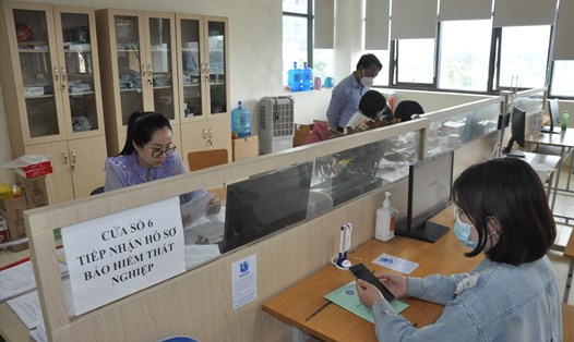 Công nhân làm thủ tục hưởng bảo hiểm thất nghiệp tại Trung tâm Dịch vụ việc làm tỉnh Bắc Giang. Ảnh chụp vào tháng 4.2023. Ảnh: Quế Chi 