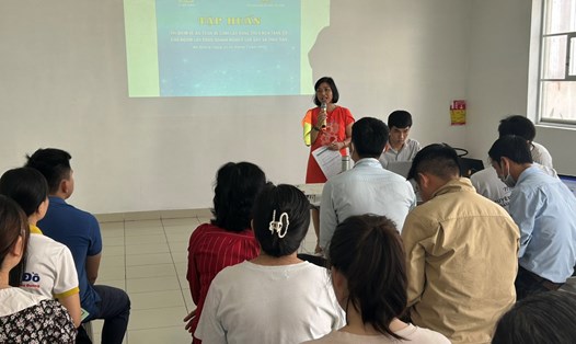 Đại diện Ban Quan hệ Lao động Tổng Liên đoàn Lao động Việt Nam trình bày các nội dung tập huấn. Ảnh: Kim Ngân 