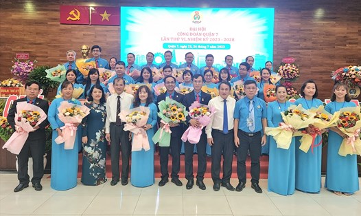 Lãnh đạo LĐLĐ TP Hồ Chí Minh và Quận 7 tặng hoa chúc mừng Ban chấp hành LĐLĐ Quận 7 nhiệm kỳ 2023 -2028. Ảnh: Nam Dương