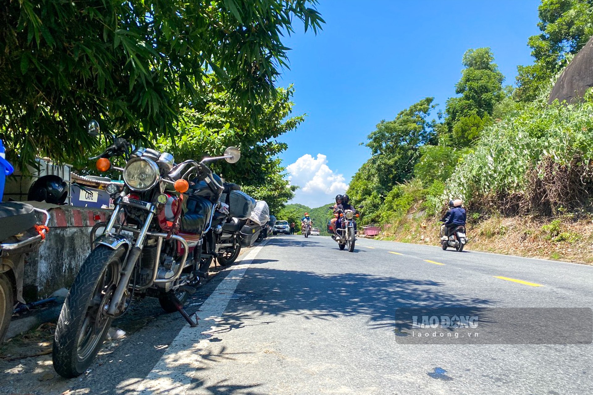 “Đường đèo nhỏ, ô tô đỗ dưới lòng đường nên mỗi khi di chuyển qua khu vực này chúng tôi phải lấn qua làn đường bên kia“, anh Trần Công Đạo - lái xe trú tại tỉnh Thừa Thiên Huế cho biết.