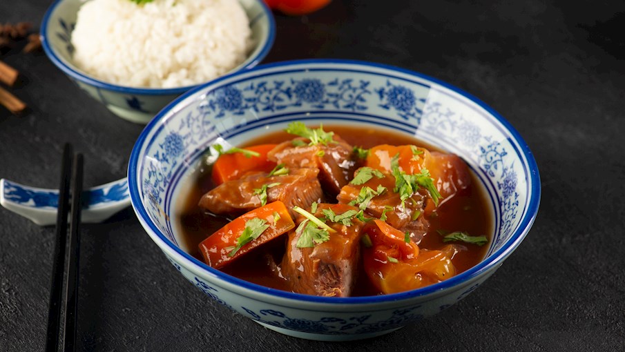 Bò kho (bò sốt vang) tuy là món ăn đơn giản nhưng lại hàm chứa những tinh hoa ẩm thực Việt. Ảnh: Shutterstock