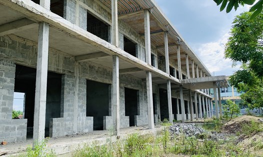 Một dự án trường học tại Quảng Nam dang dở, xuống cấp sau khi nhà thầu và chủ đầu tư vướng lao lý. Ảnh: Hoàng Bin