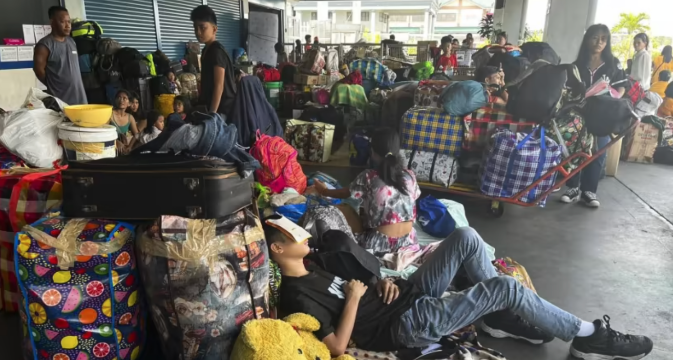 Hành khách bị mắc kẹt sau khi các chuyến tàu biển bị đình chỉ do bão Doksuri ở Manila, Philippines vào ngày 25.7.2023. Ảnh: Lực lượng Bảo vệ Bờ biển Philippines
