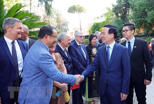 Chủ tịch nước Võ Văn Thưởng gặp gỡ cán bộ, nhân viên Đại sứ quán và cộng đồng người Việt Nam tại Italy. Ảnh: TTXVN