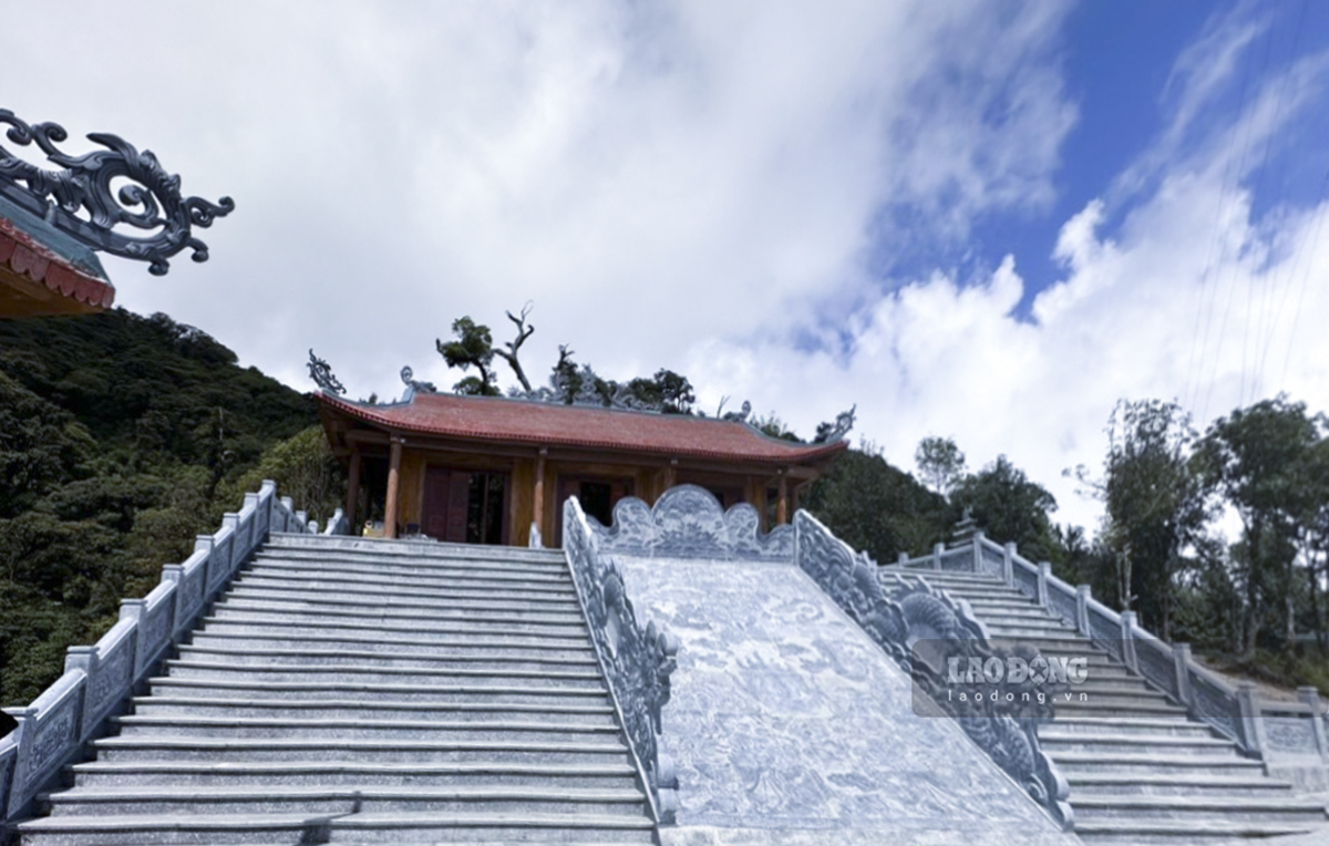Đền ông Hoàng Bảy tại đỉnh đèo Ô Quy Hồ, Lai Châu. Ảnh: Thanh Bình