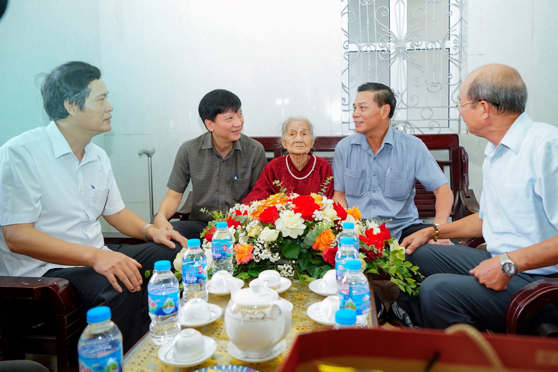 Chủ tịch UBND TP Hải Phòng Nguyễn Văn Tùng thăm, tặng quà mẹ Việt Nam Anh hùng Đỗ Thị Nhật (quận Dương Kinh). Ảnh: Đàm Thanh