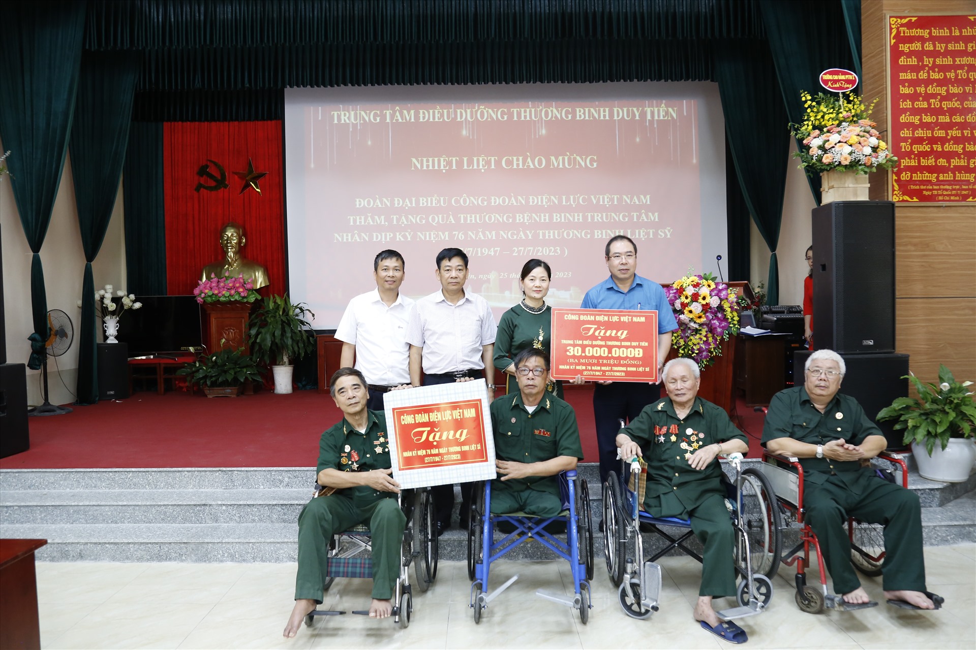 Lãnh đạo Công đoàn Điện lực Việt Nam tặng quà các thương binh, bệnh binh tại Trung tâm Điều dưỡng Thương binh Duy Tiên. Ảnh: Lương Nguyễn
