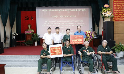 Lãnh đạo Công đoàn Điện lực Việt Nam tặng quà các thương binh, bệnh binh tại Trung tâm Điều dưỡng Thương binh Duy Tiên. Ảnh: Lương Nguyễn