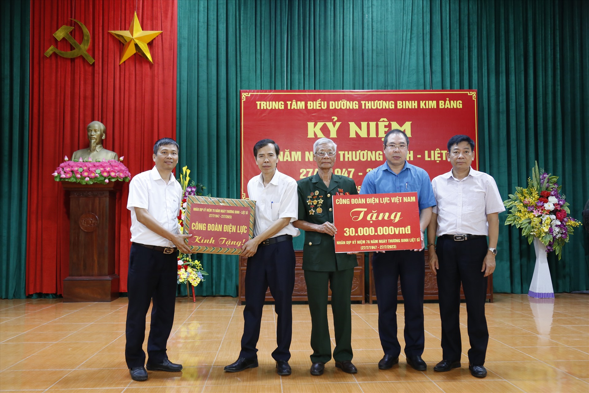 Lanh đạo Công đoàn Điện lực Việt Nam tặng quà các thương binh, bệnh binh tại Trung tâm Điều dưỡng Thương binh Kim Bảng. Ảnh: Lương Nguyễn