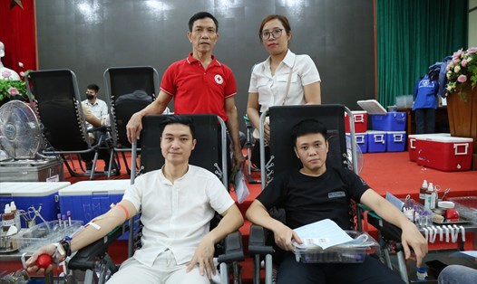 Gia đình bác Trần Quang Hòa đi hiến máu tại phường Dịch Vọng, quận Cầu Giấy, Hà Nội. Ảnh: Nhân vật cung cấp