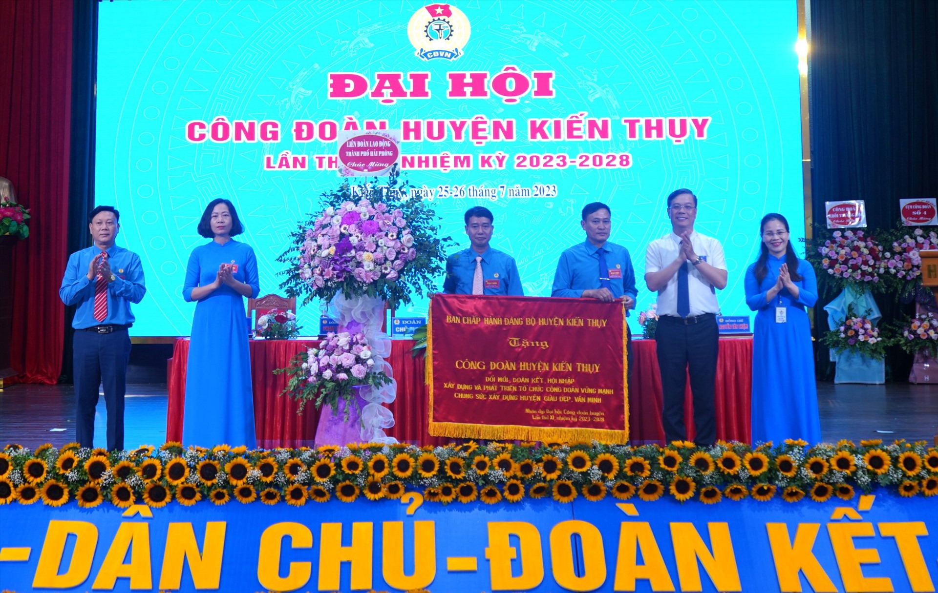 Lãnh đạo LĐLĐ TP.Hải Phòng và huyện Kiến Thuỵ tặng hoa, bức trướng chúc mừng Đại hội. Ảnh: Mai Dung