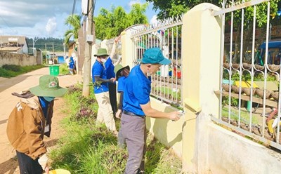 Thanh niên Tình nguyện Mùa hè xanh tỉnh Đắk Lắk sơn sửa trường học ở địa bàn vùng sâu. Ảnh: TTXVN