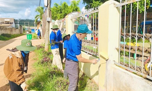 Thanh niên Tình nguyện Mùa hè xanh tỉnh Đắk Lắk sơn sửa trường học ở địa bàn vùng sâu. Ảnh: TTXVN