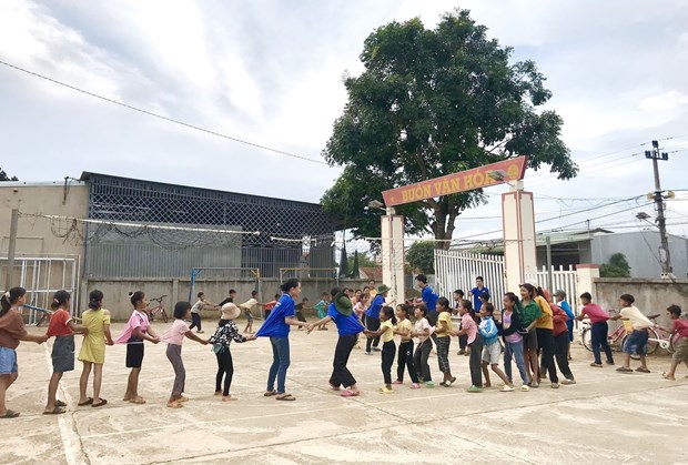Thanh niên Tình nguyện Mùa hè xanh tỉnh Đắk Lắk tổ chức vui chơi hè cho trẻ em vùng sâu. Ảnh: TTXVN