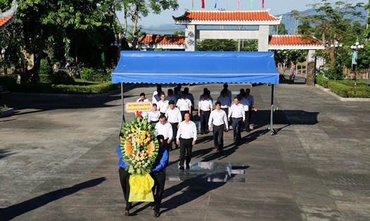 PC Đà Nẵng đã dâng hương, vòng hoa viếng, tưởng niệm các anh hùng liệt sỹ. Ảnh: Thanh Hà
