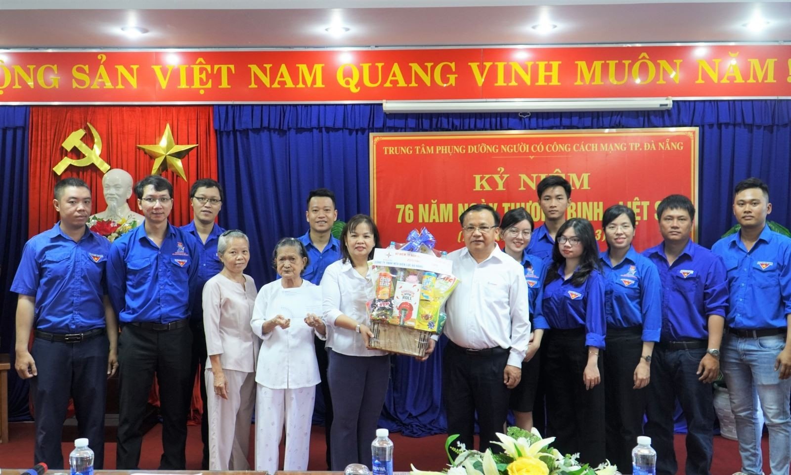 Công đoàn và Đoàn Thanh niên Công ty đến thăm và tặng quà Trung tâm phụng dưỡng người có công cách mạng thành phố Đà Nẵng 