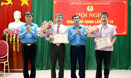 Lãnh đạo Liên đoàn Lao động tỉnh Hà Giang trao tặng Bằng  Lao động sáng tạo của Tổng Liên đoàn Lao động Việt Nam cho các cá nhân. Ảnh: Hà Phương 