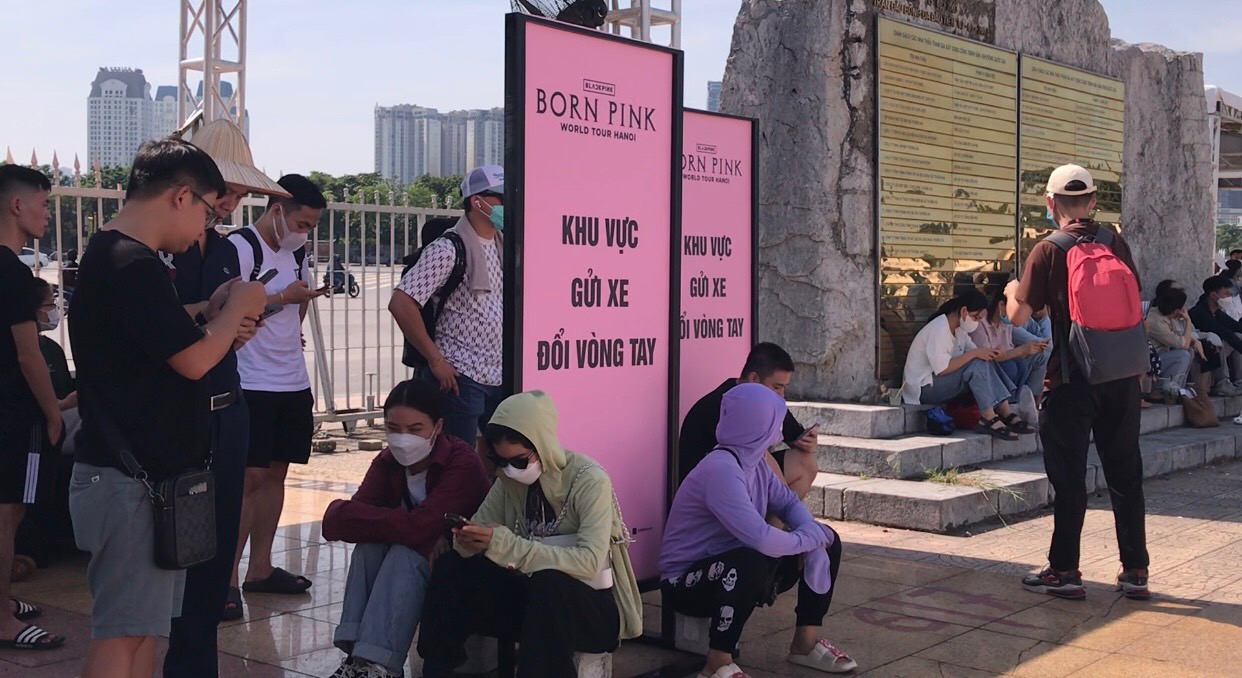Fan Blackpink xếp hàng tại sân Mỹ Đình, nhiều người tỏ ra mệt mỏi vì đứng dưới nắng. Ảnh: Minh Dương
