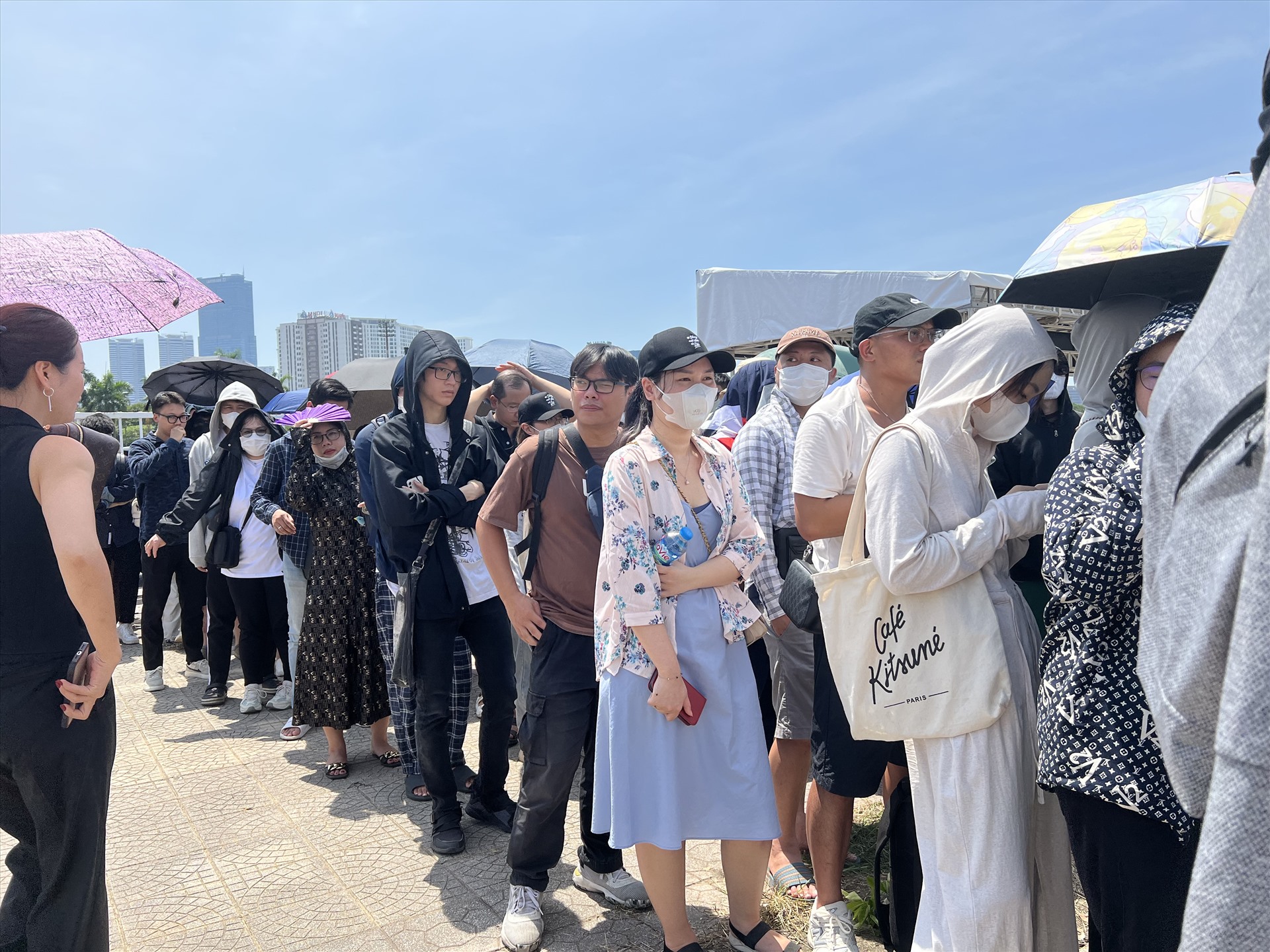 Người hâm mộ xếp hàng dài dưới thời tiết nắng gắt để đổi vòng tay cho đêm diễn của Blackpink. Ảnh: Minh Phong