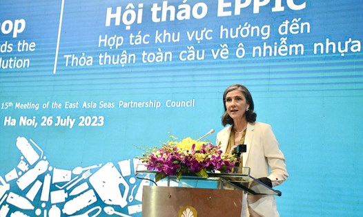Bà Ramla Khalidi - Trưởng đại diện thường trú UNDP tại Việt Nam nhấn mạnh vai trò nòng cốt của sự hợp tác trong giải quyết vấn đề ô nhiễm rác thải nhựa. Ảnh: Quang Duy