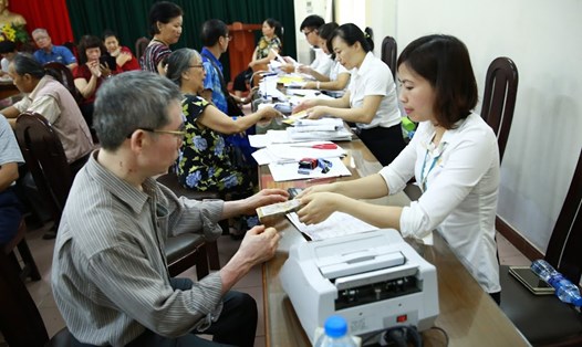 Lương hưu, trợ cấp hàng tháng được chi trả theo mức mới từ tháng 8.2023. Ảnh minh hoạ: Hải Nguyễn.