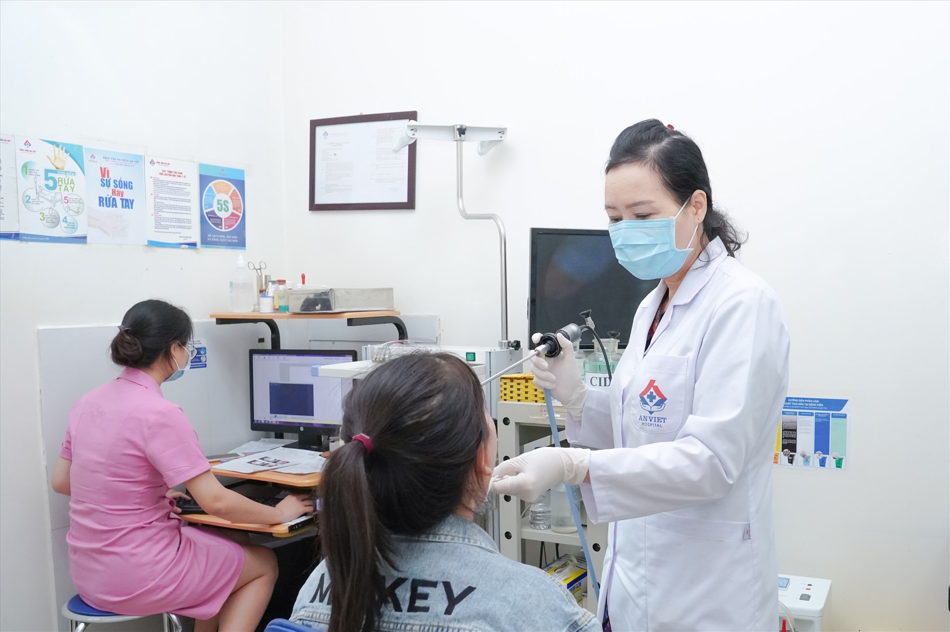 PGS.TS Nguyễn Thị Hoài An - Giám đốc Bệnh viện An Việt thăm khám cho người bệnh. Ảnh: Hải Phạm