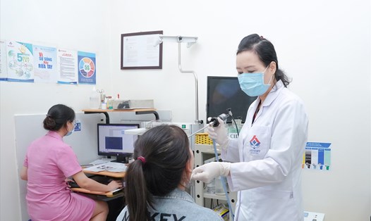 PGS.TS Nguyễn Thị Hoài An - Giám đốc Bệnh viện An Việt thăm khám cho người bệnh. Ảnh: Hải Phạm